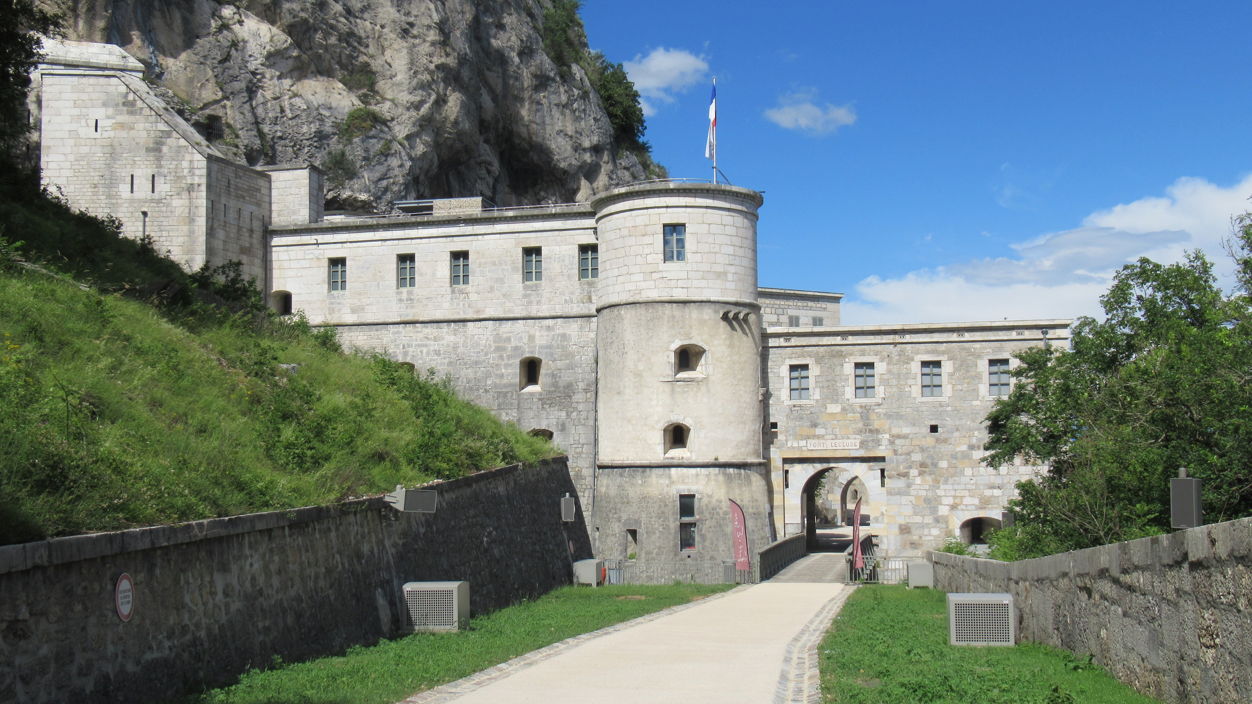 Un lieu incroyable en pleine montagne : le Fort l'Écluse